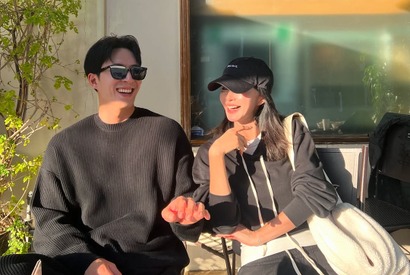 “素敵な夫婦” 女優ハン・イェスル、10歳年下の夫と幸せなひととき「今年も君と」【PHOTO】 画像