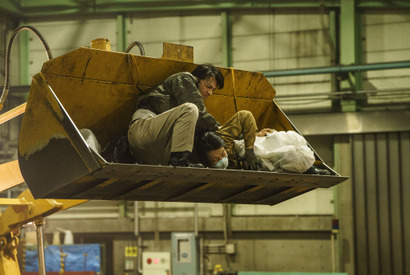 生田斗真、ショベルカーで大乱闘　Netflix映画『Demon City 鬼ゴロシ』本編クリップ 画像