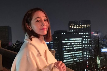 デート中？撮影中？女優イ・ミンジョン、夜景より輝く美貌「ブレていても目鼻立ちくっきり」【PHOTO】 画像