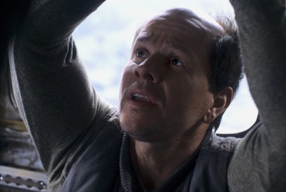 マーク・ウォールバーグ「特徴ある悪役を演じワクワク」『フライト・リスク』インタビュー映像 画像