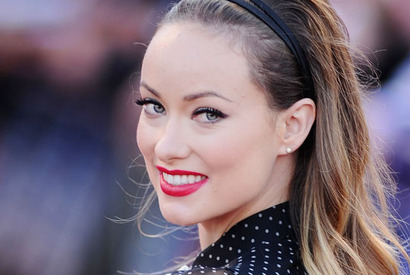 オリヴィア・ワイルド、コンシーラーの塗り過ぎに警告 画像