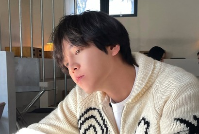 チャン・グンソク、将来はカフェの店主!? まったりコーヒーブレイク中も「少年みたい」【PHOTO】 画像