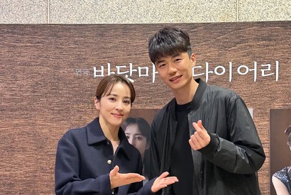 『朱蒙』女優ハン・ヘジン、8歳年下夫の応援を受けて千秋楽迎える！久々ツーショット公開【PHOTO】 画像