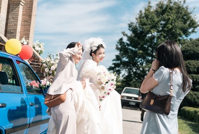 Netflix「おつかれさま」最終章、愛情を受けた“娘”IUが結婚式へ…第13～16話場面写真 画像