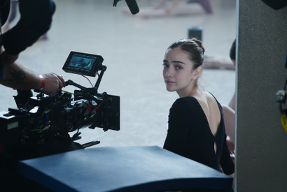 タリア・ライダーら、舞台裏の様子捉える『JOIKA 美と狂気のバレリーナ』メイキング写真 画像