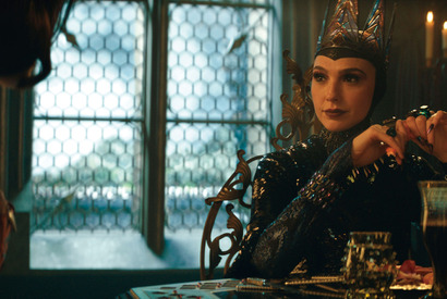 ガル・ガドット「役作りに大きな影響を与える」衣装が話題『白雪姫』メイキング映像 画像