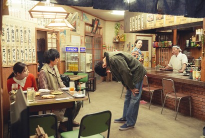 鈴木亮平＆有村架純、不器用なふたりの微笑ましい姿『花まんま』本編映像 画像