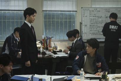 小栗旬＆松坂桃李ら、緊張の最前線切り取る『フロントライン』場面写真 画像