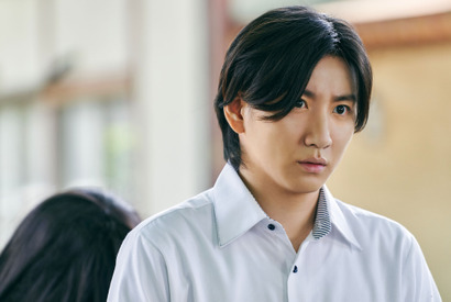 京本大我“教師”の背後に怪しい人影…？『見える子ちゃん』場面写真 画像