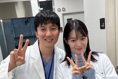 ぜひラブコメを…！『悪縁』特別出演のキム・ナムギル、恋人役のシン・ミナと“仲良しショット”【PHOTO】 画像