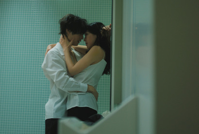 麻生久美子＆塩野瑛久のキスシーンに視聴者「脳みそが追いつきません」…「魔物」第2話 画像