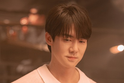 “永遠のあしながおじさん” ユ・ヨンソクが特別出演！黒髪でさらに落ち着いた雰囲気を披露【PHOTO】 画像