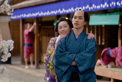 女性ファンから歓声を浴びる蔦重に「べらぼうにモテてる」の声…「べらぼう」第17話 画像