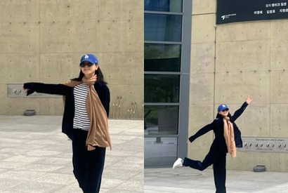 女優イ・ヨンエ、“Z世代”にしか見えない私服姿に注目！ポスターの前でお茶目なポーズ【PHOTO】 画像