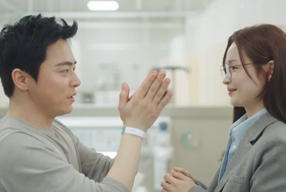 2人の恋に“異常なし”。『賢い医師生活』の「イク♡ソン」特別出演にファン歓喜！ 画像