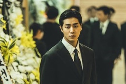 Netflix復讐ノワール『広場』スチール写真公開、ホ・ジュノ×チュ・ヨンウ親子の確執が爆発 画像