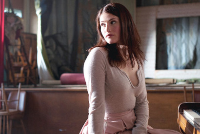 ボンドガールが今度は音楽教師に！ジェマ・アータートン、新作『アンコール!!』を語る 画像