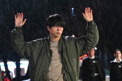 櫻井翔“武蔵”の見つめる先には…「放送局占拠」場面写真＆あらすじ公開 画像