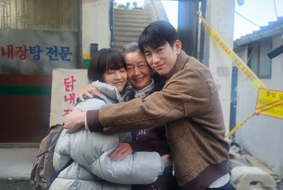 童顔女優パク・ボヨン、『未知のソウル』現場でのオフショットに「癒される」【PHOTO】 画像