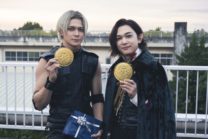 吉沢亮“蘭丸”vs眞栄田郷敦“長可”、体育館でバトル開始『ババンババンバンバンパイア』本編映像 画像