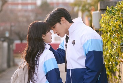 Prime Video『巫女と彦星』チュ・ヨンウ×チョ・イヒョン、魂を揺さぶるキス1秒前の距離 画像