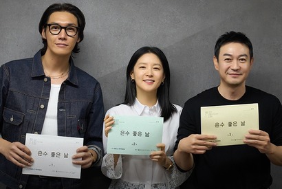 イ・ヨンエ×キム・ヨングァン共演『ウンスのいい日』、和やかムードの台本リーディング現場を公開！ 画像