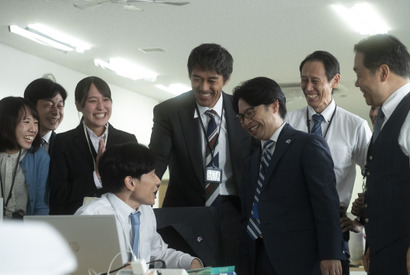 いったい誰がハメたのか 警察、部下、謎のママ…阿部寛主演『俺ではない炎上』場面写真 画像