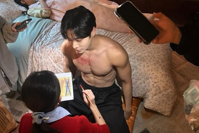 『巫女と彦星』主演チュ・ヨンウ、上半身露出のオフショットなど大放出！【PHOTO】 画像