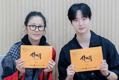 「骨だけ」と囁かれたコ・ヒョンジョンが殺人鬼役で帰還、新ドラマで息子役チャン・ドンユンと共演 画像