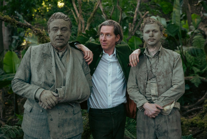 ベニチオ・デル・トロ＆マイケル・セラが泥だらけ！『ザ・ザ・コルダのフェニキア計画』オフショット公開 画像