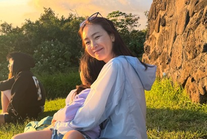 女優チェ・ジウ、大きくなった愛娘とゆったりバカンス！愛らしいツーショットに反響【PHOTO】 画像