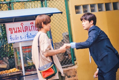 森崎ウィン＆向井康二『（LOVE SONG）』“両片思い”の2人がバンコクで運命の再会…場面写真解禁 画像