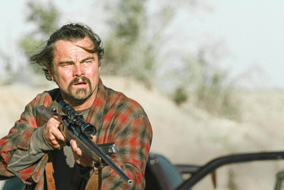 ボサボサ髪のレオナルド・ディカプリオ…『ワン・バトル・アフター・アナザー』場面写真 画像