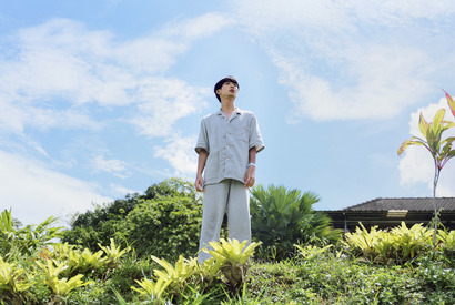 平井亜門が“声”でサプライズ出演も！日本・マレーシア合作『天使の集まる島』青木柚＆さとうほなみのオフショット解禁 画像