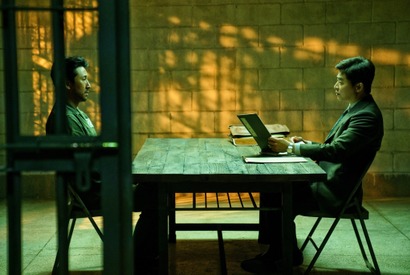 イ・ソンギュン“大佐”が苦悩の表情浮かべる…チョ・ジョンソク“弁護士