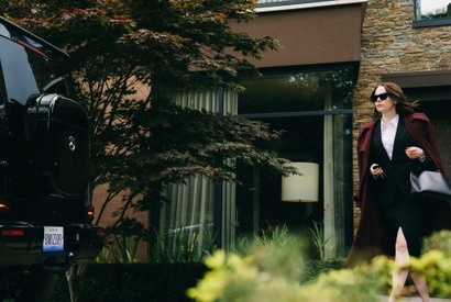 エマ・ストーン演じる“トップCEO”はエイリアン…!?『Bugonia』ランティモス節炸裂の予告編公開 画像