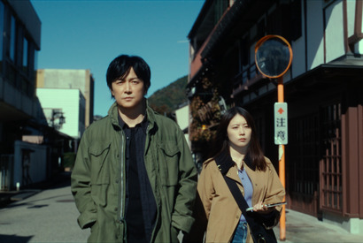 福山雅治＆有村架純、事件追う“叔父姪”バディほか怪しい登場人物捉える『ブラック・ショーマン』新場面写真 画像