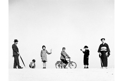 植田正治生誕100周年、砂丘を舞台に傑作で綴る特別展「SHOJI UEDA : DUNES」 画像