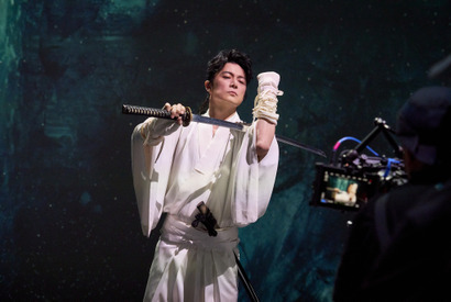 “「ガリレオ」からの最強タッグ” 東野圭吾×福山雅治対談　『ブラック・ショーマン』場面写真・メイキング写真解禁 画像