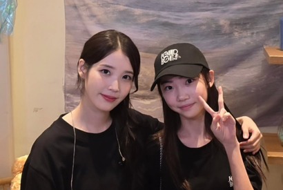 『おつかれさま』“エスン”たちが再会！IUと子役のツーショットにほっこり【PHOTO】 画像