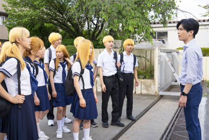 “イタい”中学校教師・岩田剛典、ギャップ全開の姿捉える『金髪』場面写真 画像