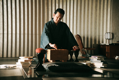 森愁斗＆山口紗弥加＆中村獅童ら将棋の名門“結城家”の面々捉えた場面写真　 のん主演「MISS KING / ミス・キング」 画像