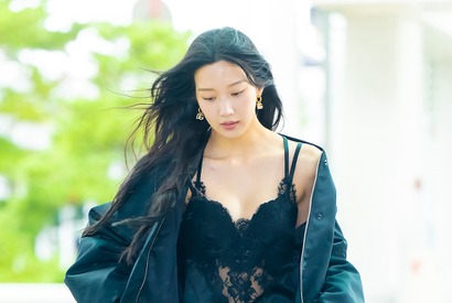 女優ムン・ガヨンが破格の空港ファッションを披露！25万円のスリップをのぞかせながら“にっこり”【独占写真】 画像