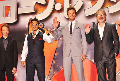 雨の中をジョニー・デップがファンサービス！　アーミー・ハマーは妻同伴で来場 画像