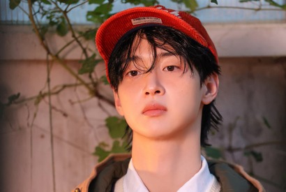 チャン・ドンユンが多彩な表情で魅了、クラシックと秋が交差するビハインド写真公開 画像