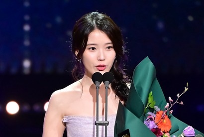 『おつかれさま』IUの受賞に母役のヨム・ヘランが感激！「自分がもらうより嬉しい」 画像