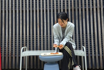 女優イ・ヨンエ、まったり休憩中のオフショット公開。飾らない姿に“ほっこり”【PHOTO】 画像