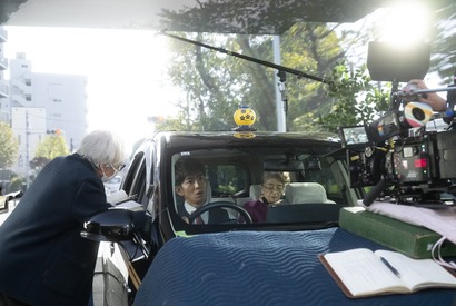 クランクアップには熱いハグも…和やかな撮影現場捉える『TOKYOタクシー』メイキング写真＆撮影現場レポート 画像