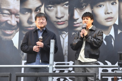 山田裕貴＆佐藤二朗、雨の新宿でサプライズ街頭演説「“『爆弾』観た？ヤバいよ！”自然と広まっていく気がして」 画像