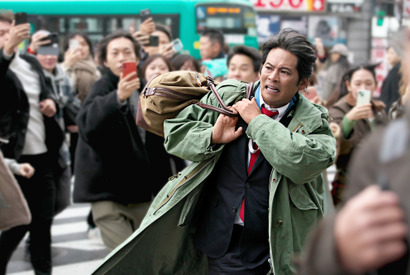 青島俊作、新宿を疾走！『踊る大捜査線 N.E.W.』クランクイン＆場面写真公開 画像